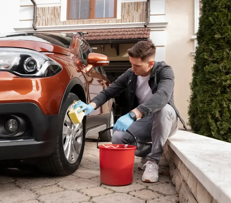 Lavage auto à domicile Eclose-Badinières : professionnel intervenant sur un véhicule